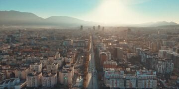 Rritja e turizmit, familjet shqiptare fituan një rekord prej 134 mln eurosh nga Airbnb në vitin 2025