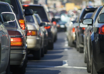 Shumë trafik e ndotje, pak njerëz, por mbetemi ndër të fundit në Europë për veturat/banorë në 2024