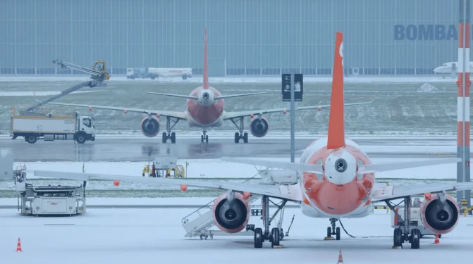 Akull në pistë, pezullohen nisjet e fluturimeve në aeroportin e Berlinit