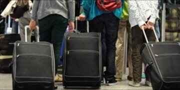 Mbi 2.2 milionë shqiptarë jashtë vendit, më shumë se gjysma në moshë pune