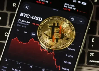 “Shemben” kriptomonedhat: Bitcoin zbret nën 65 000 USD, tregjet në alarm