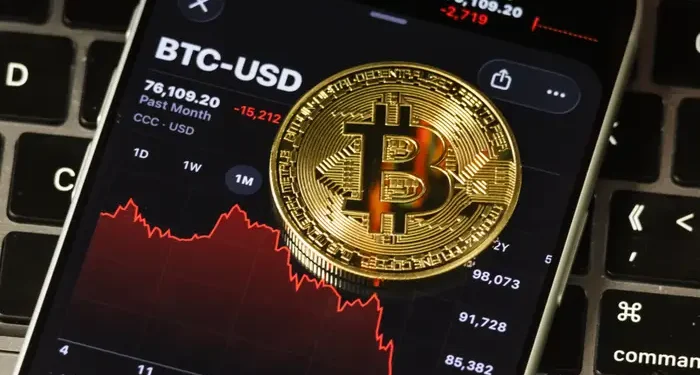 “Shemben” kriptomonedhat: Bitcoin zbret nën 65 000 USD, tregjet në alarm