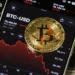 “Shemben” kriptomonedhat: Bitcoin zbret nën 65 000 USD, tregjet në alarm