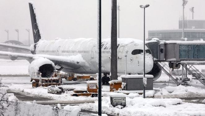 Moti i keq, mbyllen aeroportet e Vjenës dhe Mynihut