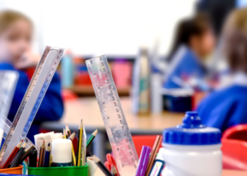 Vajzat preken nga autizmi po aq sa meshkujt, por diagnostikohen më vonë