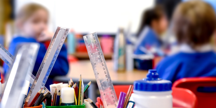 Vajzat preken nga autizmi po aq sa meshkujt, por diagnostikohen më vonë