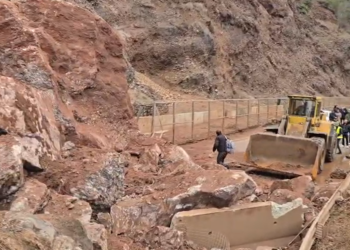 Shembet masivi shkëmbor, bllokohet rruga Librazhd-Qafë Thanë