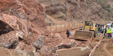 Shembet masivi shkëmbor, bllokohet rruga Librazhd-Qafë Thanë