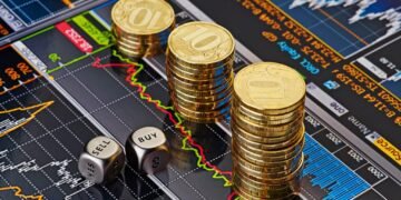 Euro bie, dollari rritet: Si shiten e blihen valutat e huaja sot