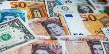 Euro mbetet i qëndrueshëm, dollari e mbyll javën me rritje