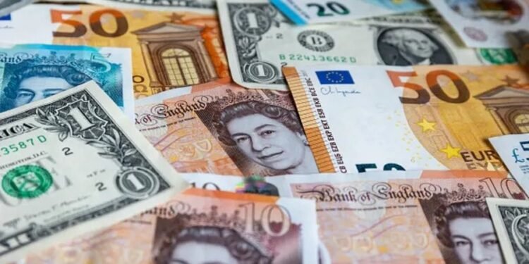 Euro mbetet i qëndrueshëm, dollari e mbyll javën me rritje