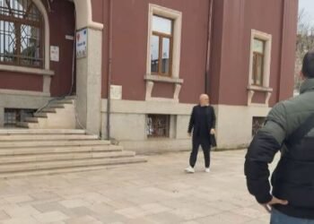 Banorët e prekur nga projekti TID në Durrës protestojnë teksa Rama futet në bashki