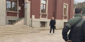 Banorët e prekur nga projekti TID në Durrës protestojnë teksa Rama futet në bashki