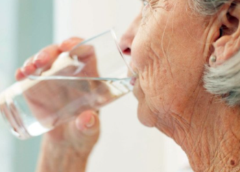 Pse duhet të pini një gotë ujë esëll në mëngjes? Ekspertët zbulojnë “sekretin” për një plakje të shëndetshme