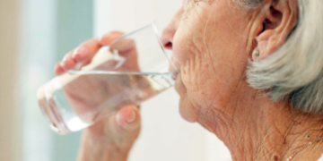 Pse duhet të pini një gotë ujë esëll në mëngjes? Ekspertët zbulojnë “sekretin” për një plakje të shëndetshme