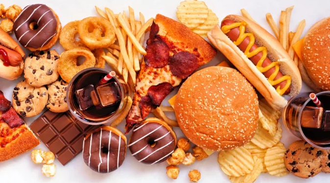 Ushqimet ultra të përpunuara krijojnë varësi si cigaret