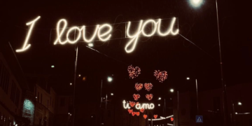 FOTO/ Berati “vishet” me ngjyrat e dashurisë, gati për “Shën Valentinin”