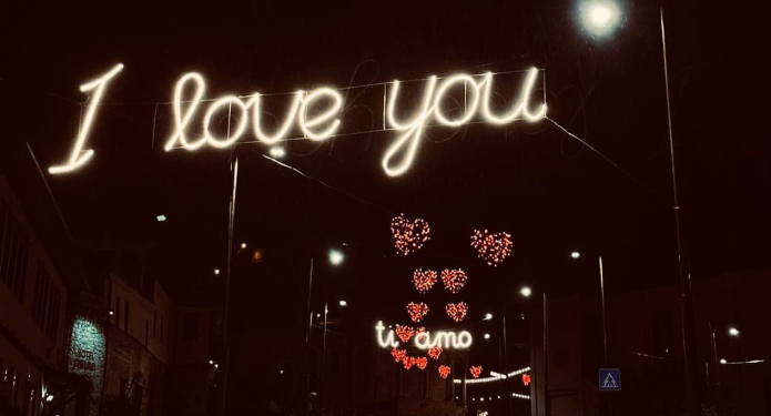 FOTO/ Berati “vishet” me ngjyrat e dashurisë, gati për “Shën Valentinin”