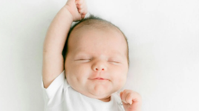 Truri i të porsalindurve njeh ritmin e muzikës që në 48 orët e para