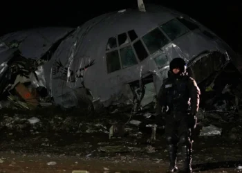 Bie avioni, 20 të vdekur: Rrugët mbushen me para