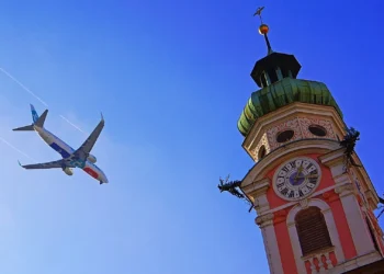 Aplikimet e pazakonta të ndryshimit të orës në shtetet e botës, si ndikon në fluturime