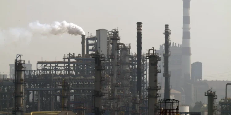 Azisë po i mbaron nafta, tregjet në Kinë, Indi dhe Kore të Jugut në panik