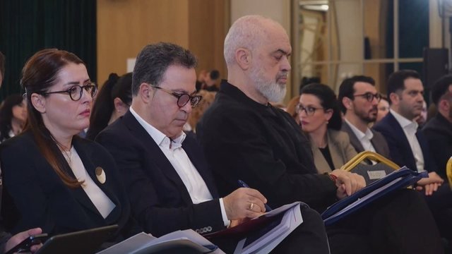 Rama porosi ministrave dhe deputetëve: Ndalni punësimin e farefisit dhe miqve!