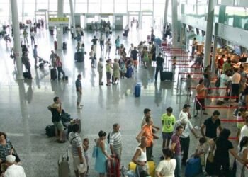 Shitje rekord biletash ajrore, pasagjerët rezervojnë më herët nga frika e çmimeve