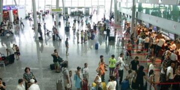 Shitje rekord biletash ajrore, pasagjerët rezervojnë më herët nga frika e çmimeve