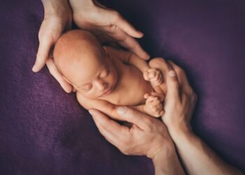 Emigracioni i të rinjve dhe kostot e jetesës ulin lindjet me 35% në një dekadë