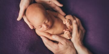 Emigracioni i të rinjve dhe kostot e jetesës ulin lindjet me 35% në një dekadë