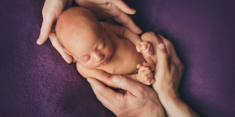 Emigracioni i të rinjve dhe kostot e jetesës ulin lindjet me 35% në një dekadë