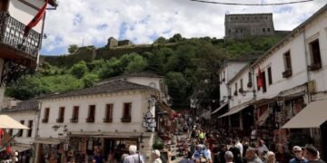 Lufta mund të shpëtojë turizmin në Shqipëri, po vijnë të huajt, që anuluan planet në Lindjen e Mesme