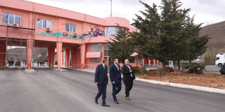 Normalizohet aktiviteti doganor pas rihapjes së rrugës në Librazhd