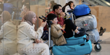 Rinisja e kufizuar e fluturimeve nga Dubai çliron disi aeroportet, por kriza vijon