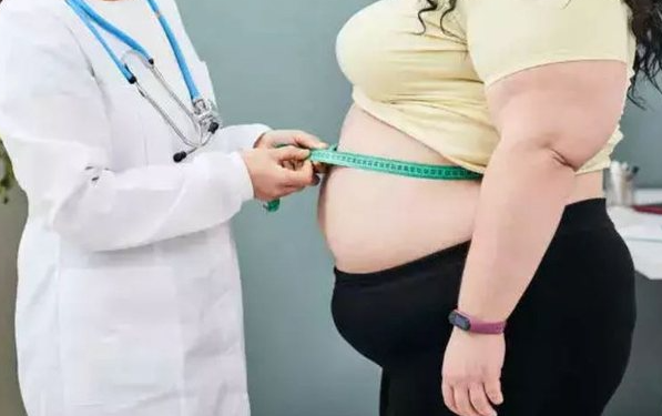 Më shumë se gjysma e shqiptarëve janë mbipeshë