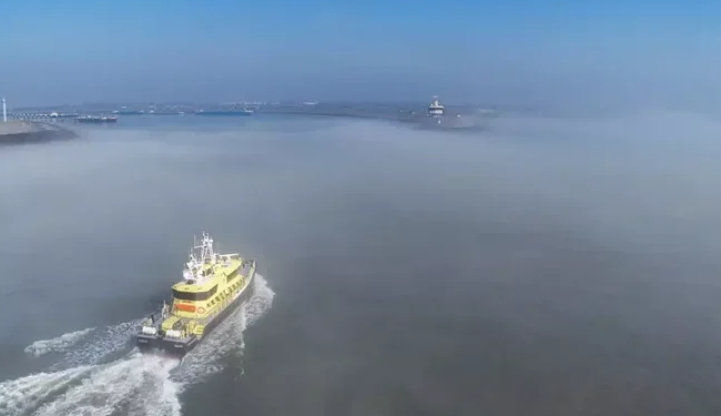 Rreth 1 000 anije të bllokuara te ngushtica e Hormuzit, sa ndikon ajo në tregtinë globale?