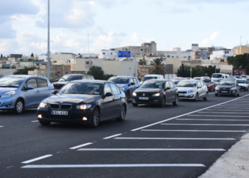 Shumë trafik në rrugë, ky shtetit evropian iu jep të rinjve 25 mijë euro që të heqin dorë nga patenta