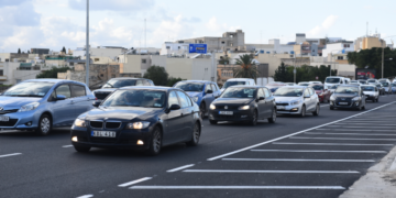 Shumë trafik në rrugë, ky shtetit evropian iu jep të rinjve 25 mijë euro që të heqin dorë nga patenta