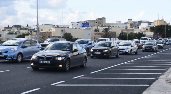 Shumë trafik në rrugë, ky shtetit evropian iu jep të rinjve 25 mijë euro që të heqin dorë nga patenta
