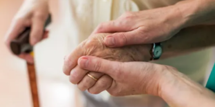 Gratë jetojnë më gjatë, por pse sëmuren më shumë me kalimin e moshës