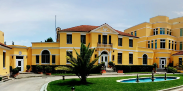 Ambasada amerikane në Tiranë kërkon punonjës: Si të aplikoni