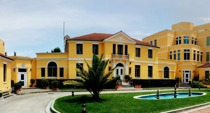 Ambasada amerikane në Tiranë kërkon punonjës: Si të aplikoni