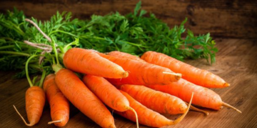 Njerëzit po hanë karrota për t’u nxirë, a është i shëndetshëm ky trend viral?