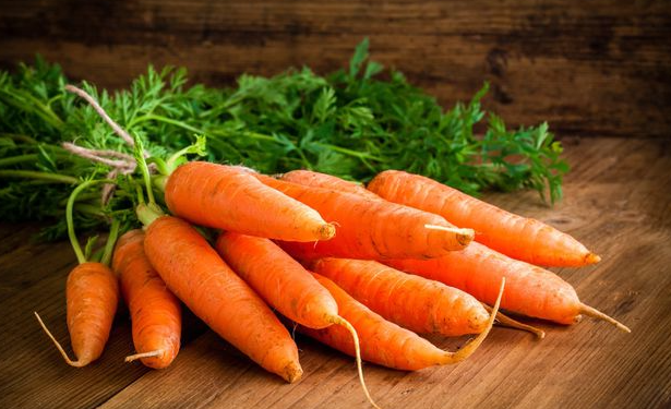 Njerëzit po hanë karrota për t’u nxirë, a është i shëndetshëm ky trend viral?