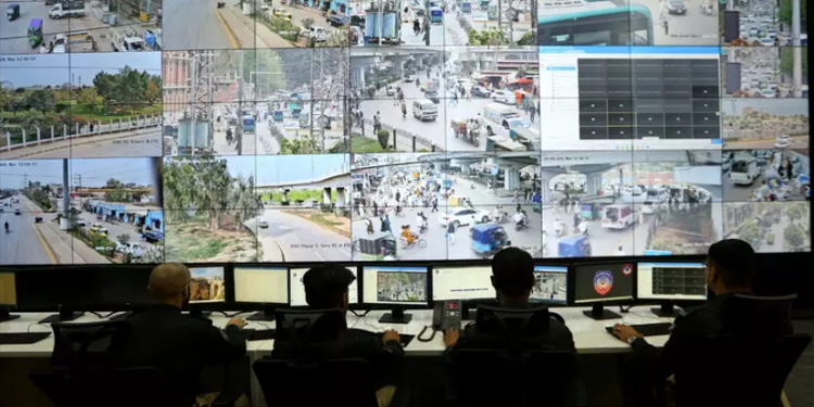 Kompania italiane pushon nga puna të gjithë punonjësit, i zëvendëson me inteligjencë artificiale