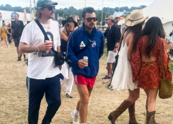 Rikthim te e vjetra, pse të rinjtë po vishen si baballarët e tyre