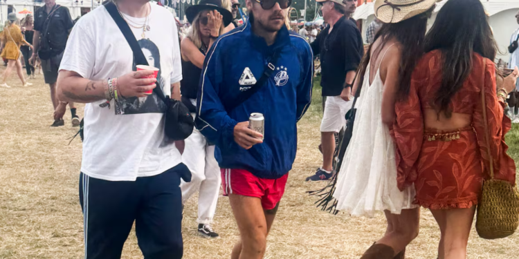 Rikthim te e vjetra, pse të rinjtë po vishen si baballarët e tyre