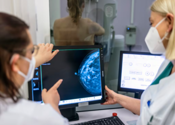 Në tre dekadat e fundit kanceri i gjirit është rritur me 29% tek gratë e reja. Pse ndodh kjo?