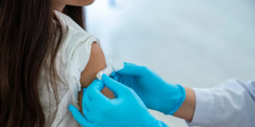 Cilat janë simptomat e meningjitit dhe a ekziston vaksina për mbrojtje?